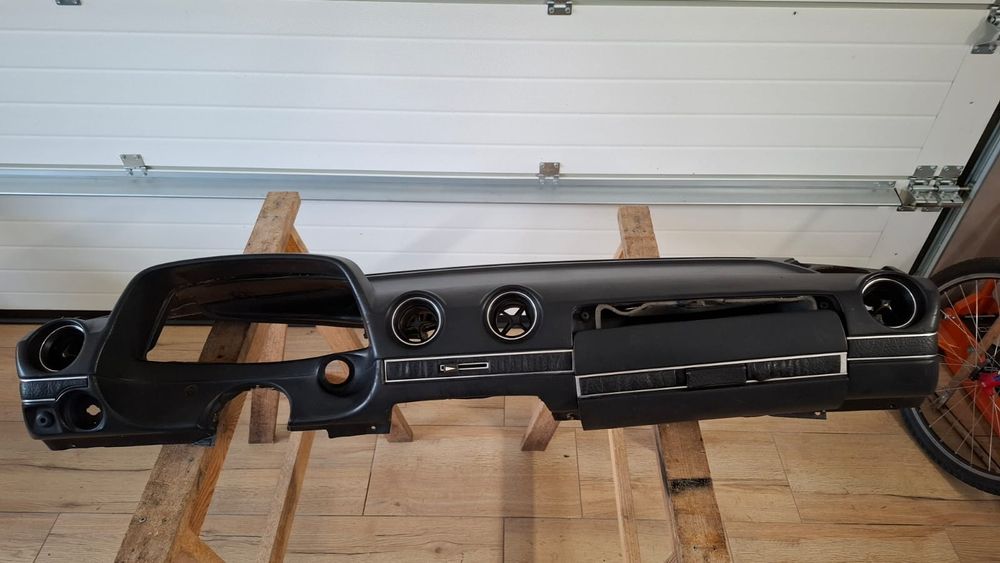 Mercedes Beczka W123 deska konsola czarna