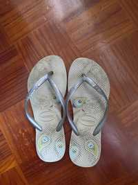 Havaianas de menina estao um pouco gastas como se ve nas fotos