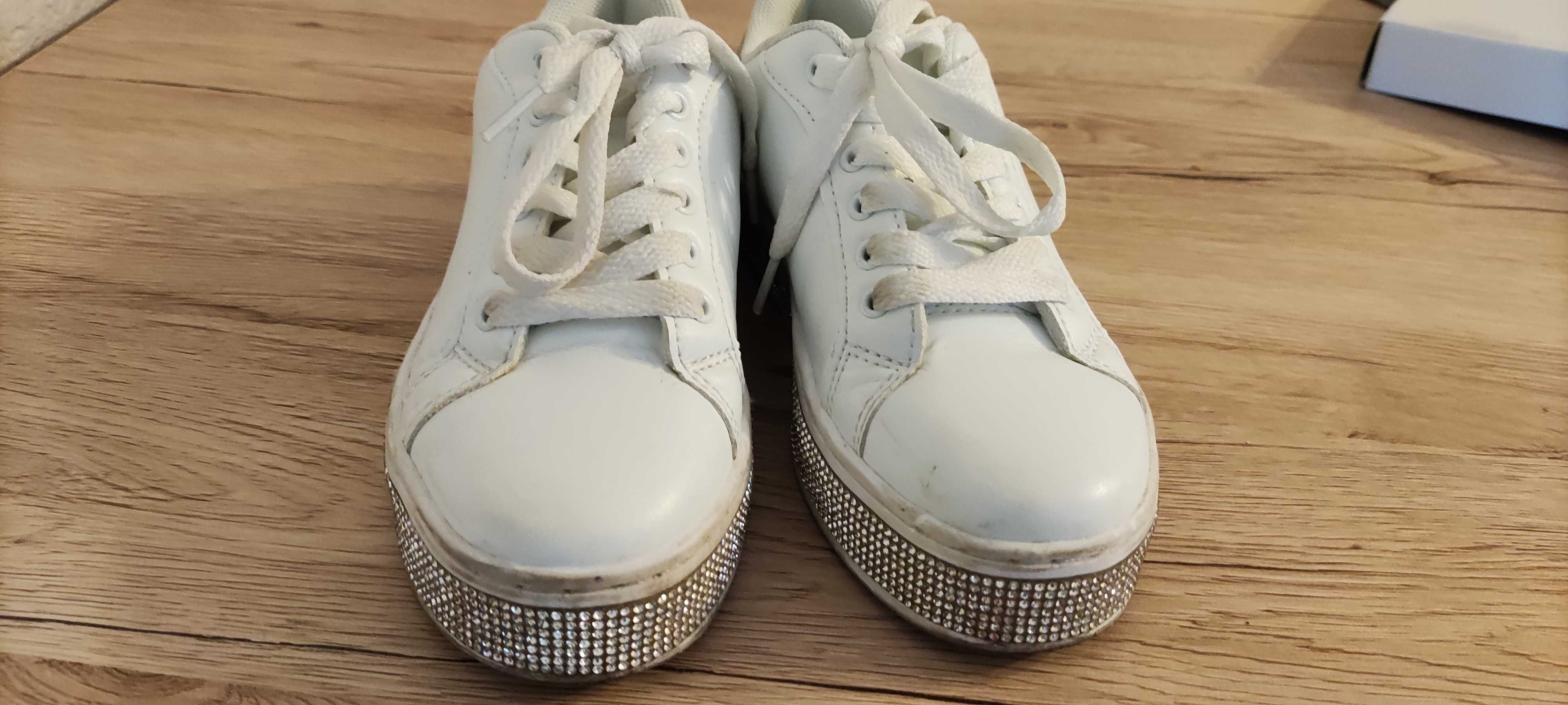 Buty białe dziewczęce