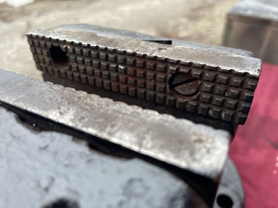 Тиски слесарные советские большие