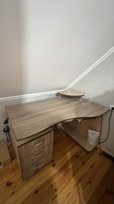 Комп’ютерний стіл письмовий стіл