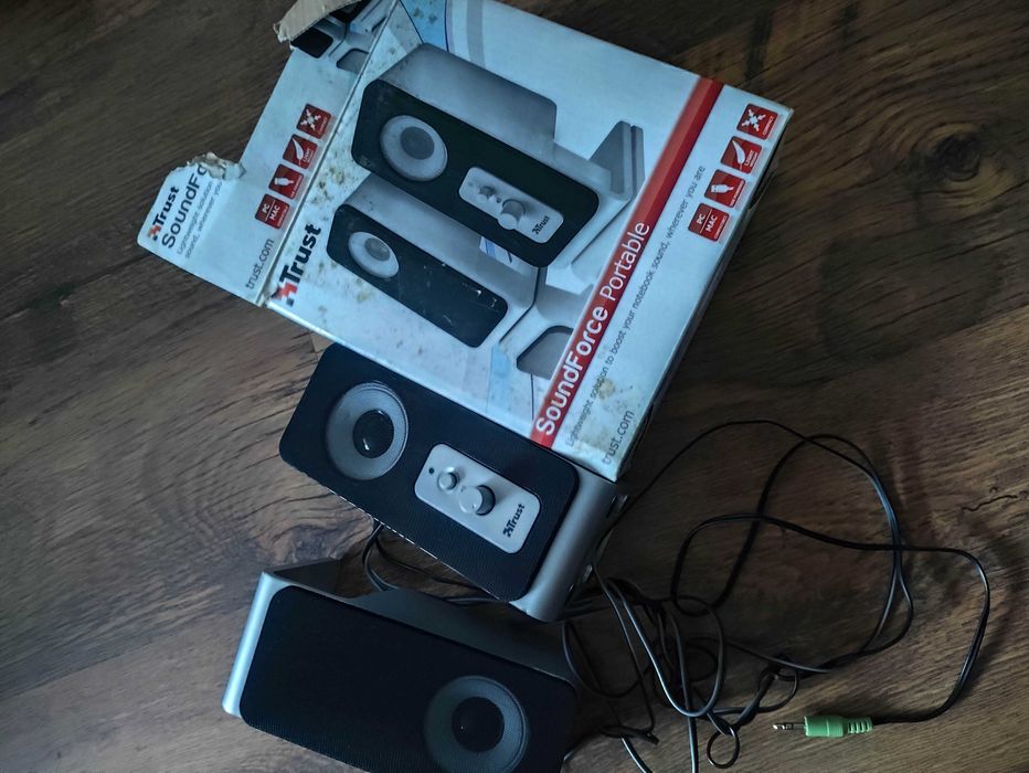 Etui Samsung ładowarka 2 nawigacje telefon głośniki myszka telefon