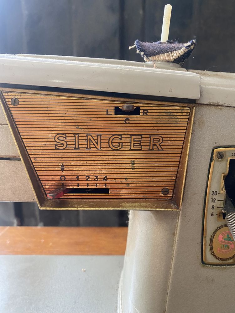 Máquina cozer Singer com móvel