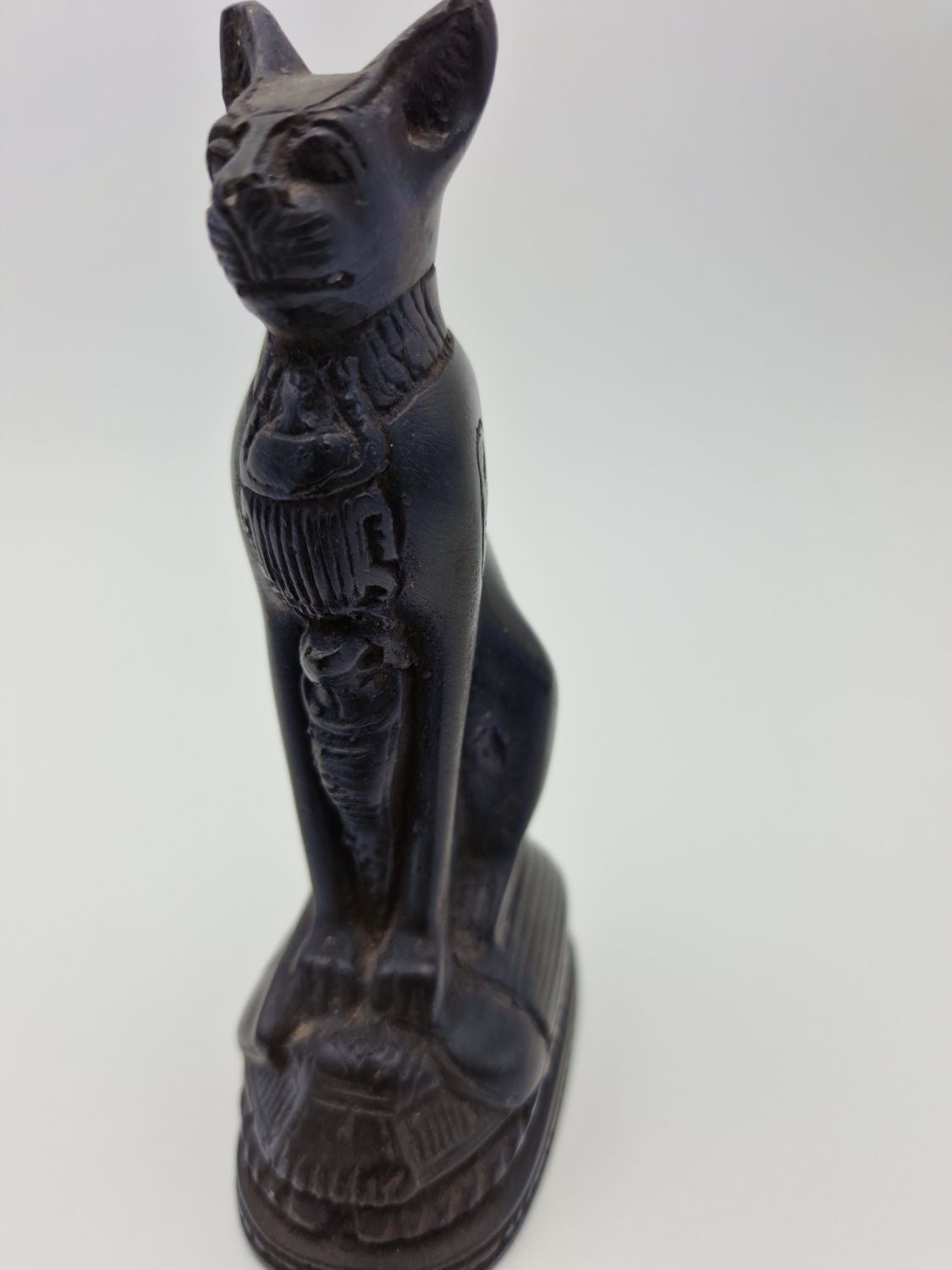 Figurka Egipt "Bastet" kot siedzący na Skarabeuszu