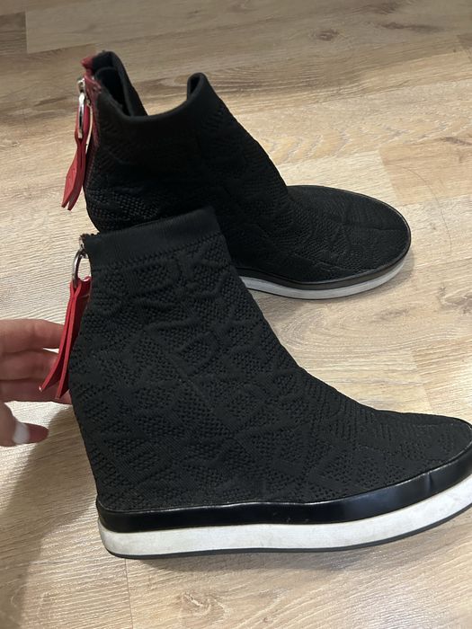 Продам снікерси dkny жіночі