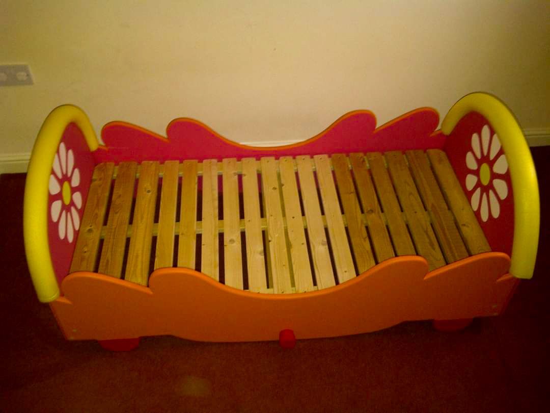 Cama de madeira para crianças. Wooden Upsy Daisy Kids Bed.