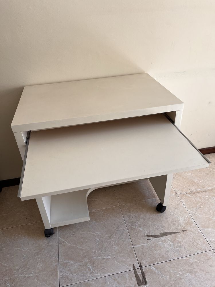Secretária ikea com tabuleiro para pc