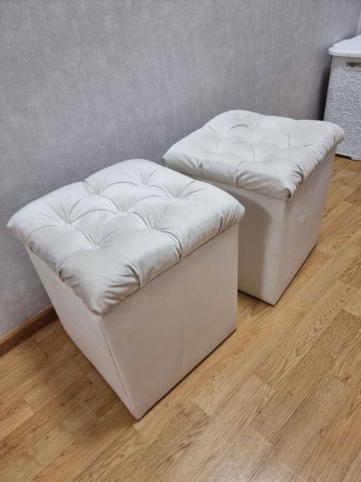 Диван с местом для хранения и два пуфа