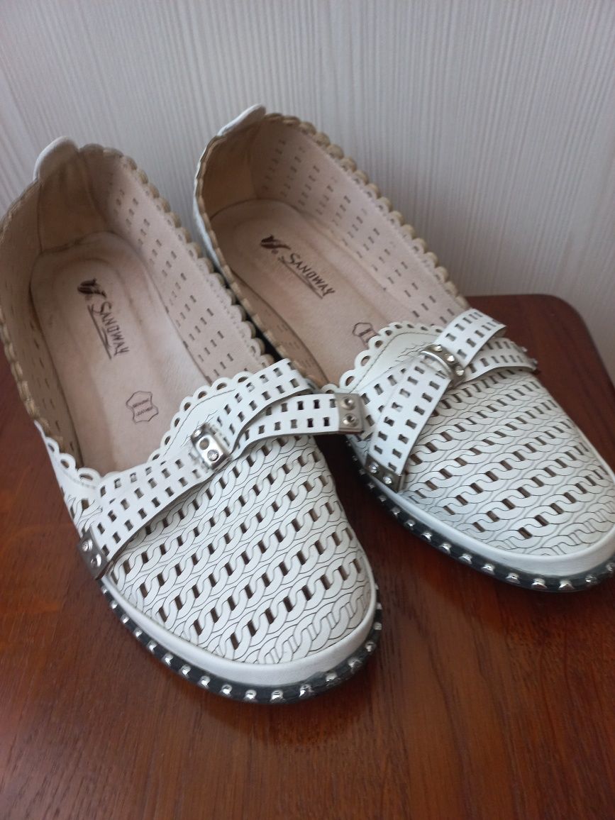 Продам женские туфли белого цвета, размер 37, б/у. В хорошем состоянии