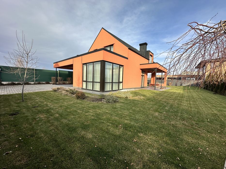 Будинок в закритому котеджному містечку з шикарним новим ремонтом