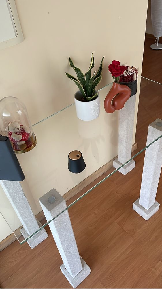 Mesa de vidro com pilares de pedra