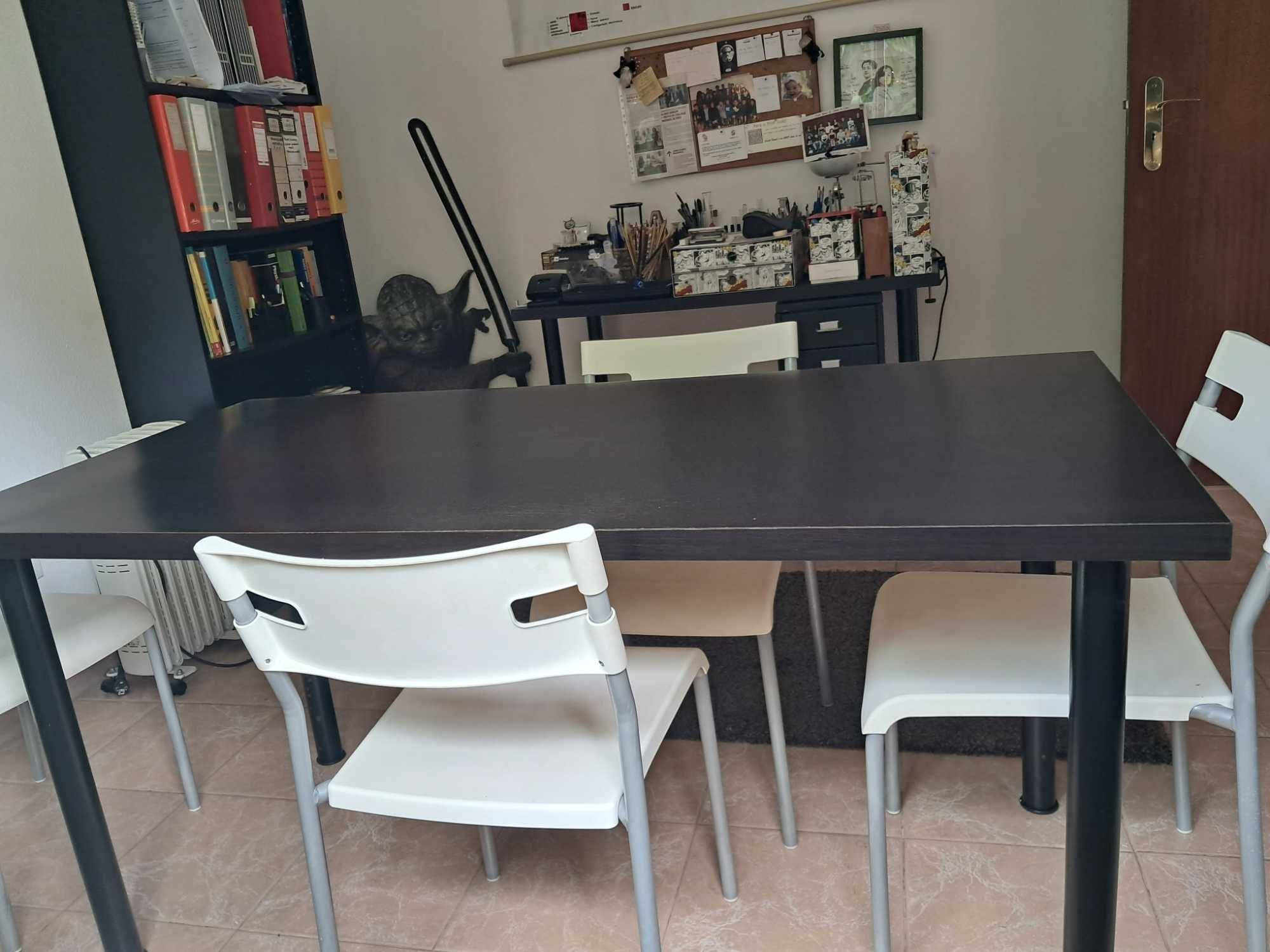 Mesa preta de escritório marca IKEA