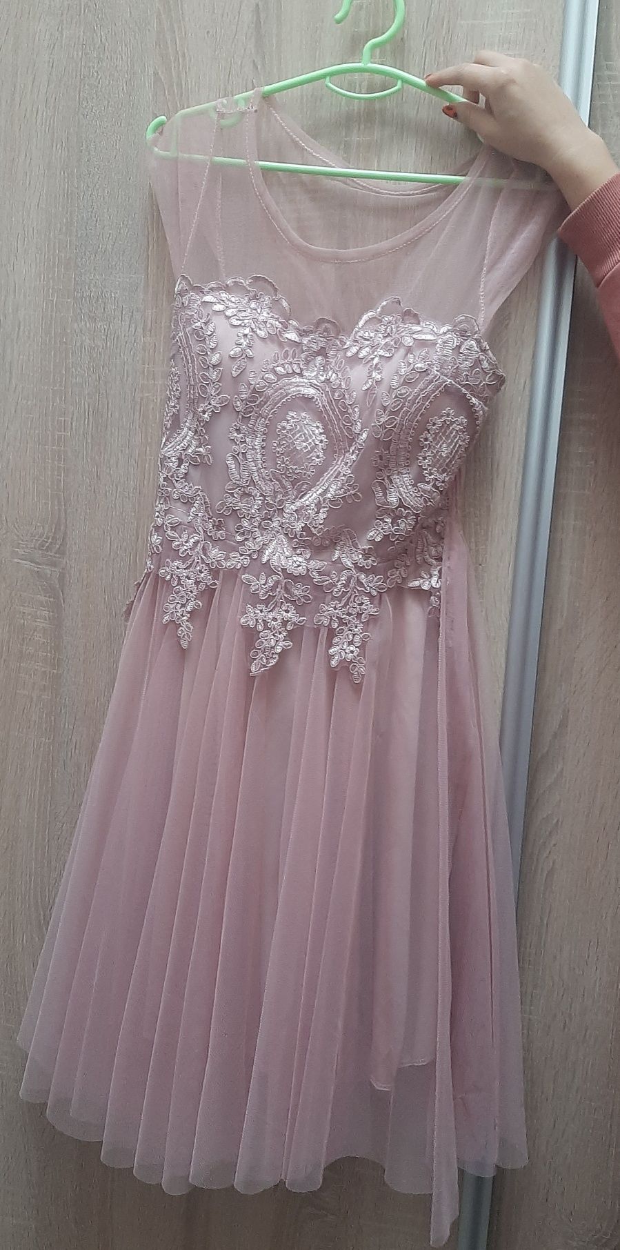 Różowa krótka sukienka