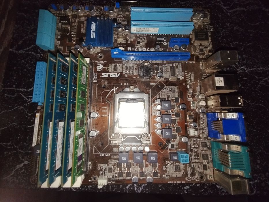 Материнская плата в сборе