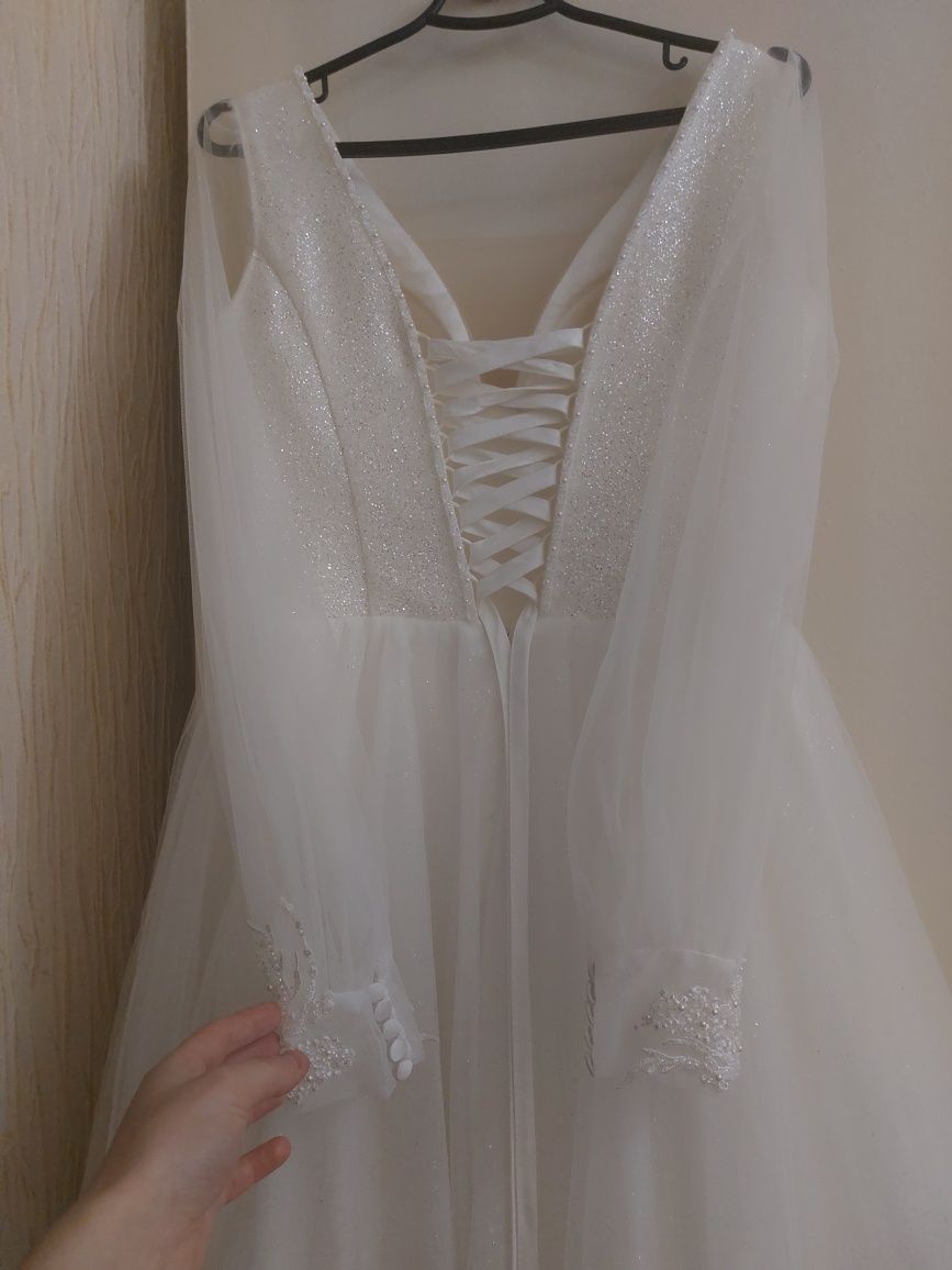 Елегантна весільна сукня