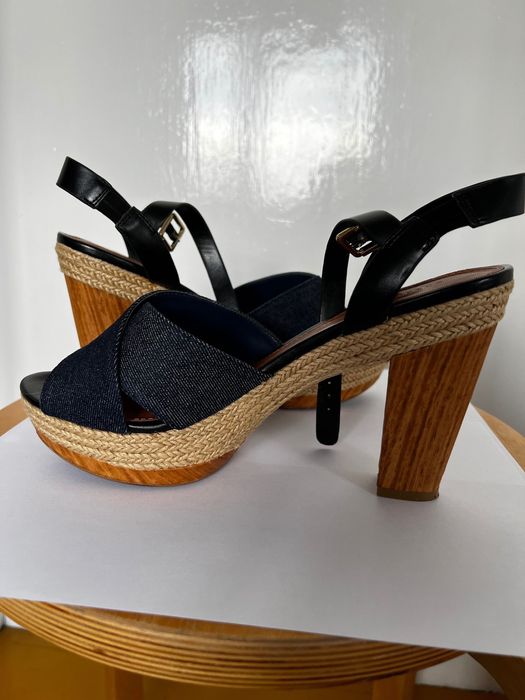 Oryginalne sandały z jeansu i juty na obcesie marki Charles & Keith