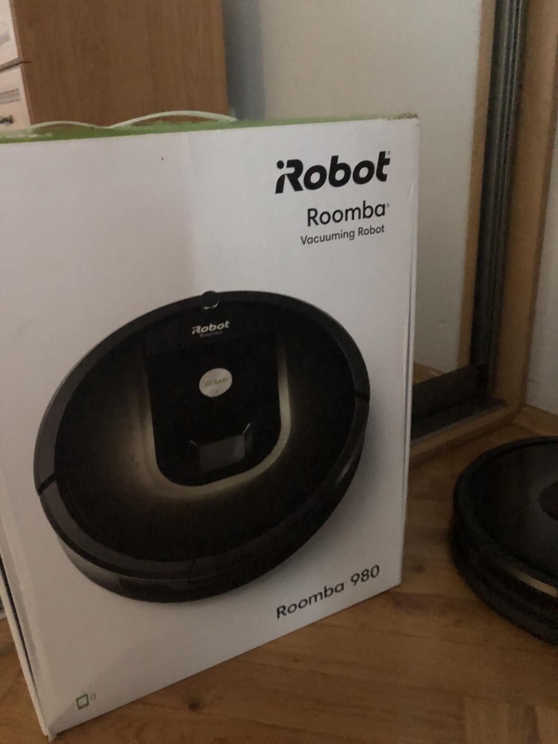 Robot sprzątający Roomba 980.