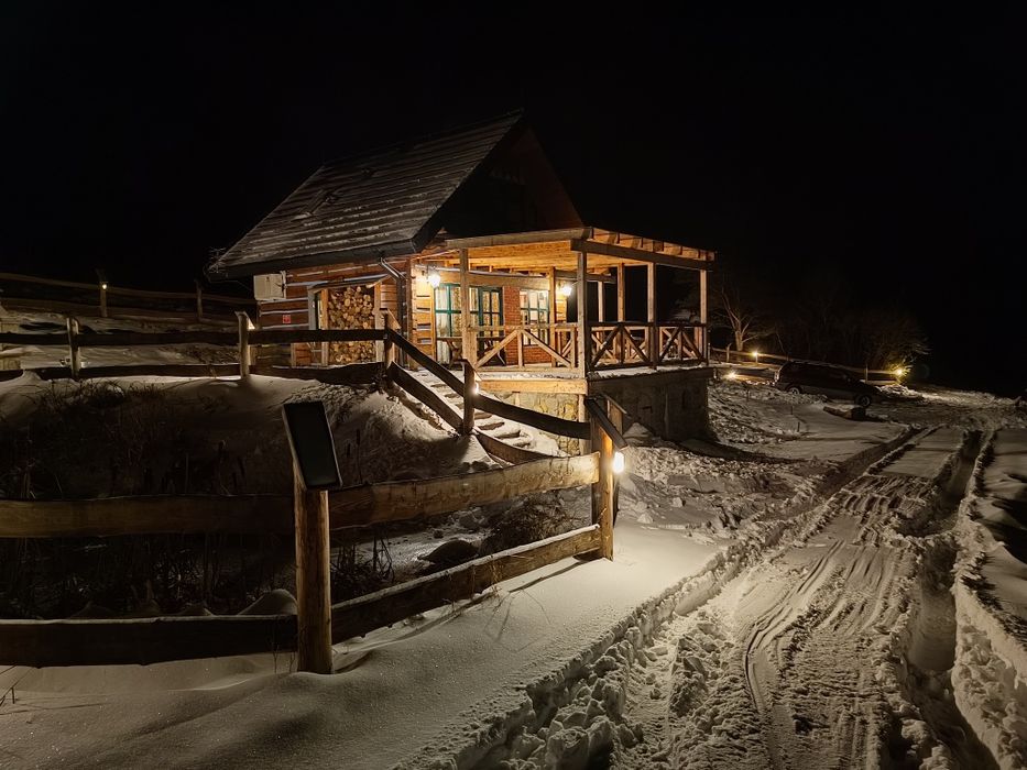 Domek nad jeziorem w górach Beskid Niski Góry Kulig Narty Ferie zimowe