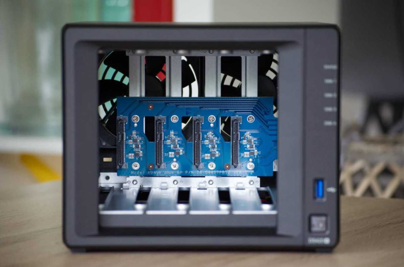 Synology DS420+ NASi 4-zatokowy serwer + SSD cache M.2 NVMe 512GB