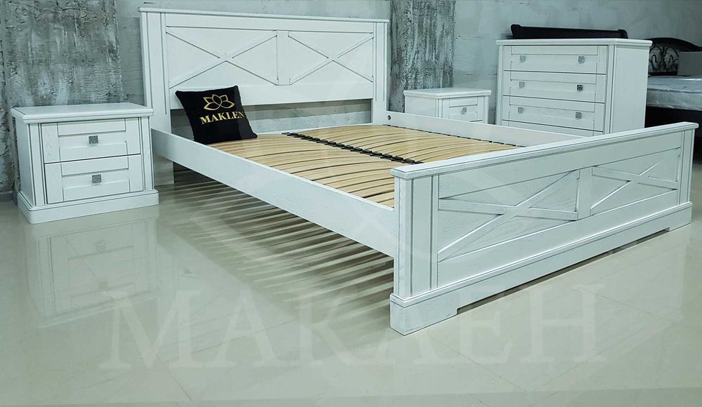 Дерев'яне двоспальне ліжко