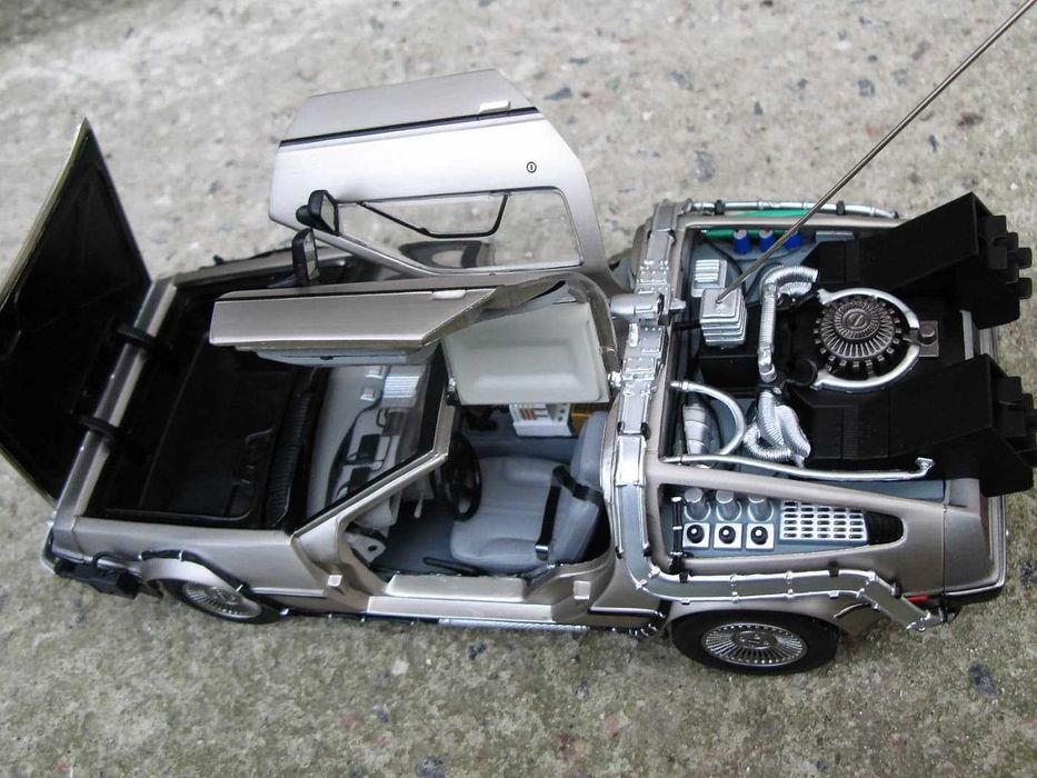 DeLorean DMC Назад в будущееь 1:18