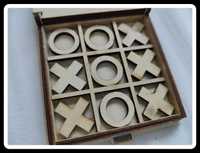 Drewniane pudełko z grą kółko i krzyżyk