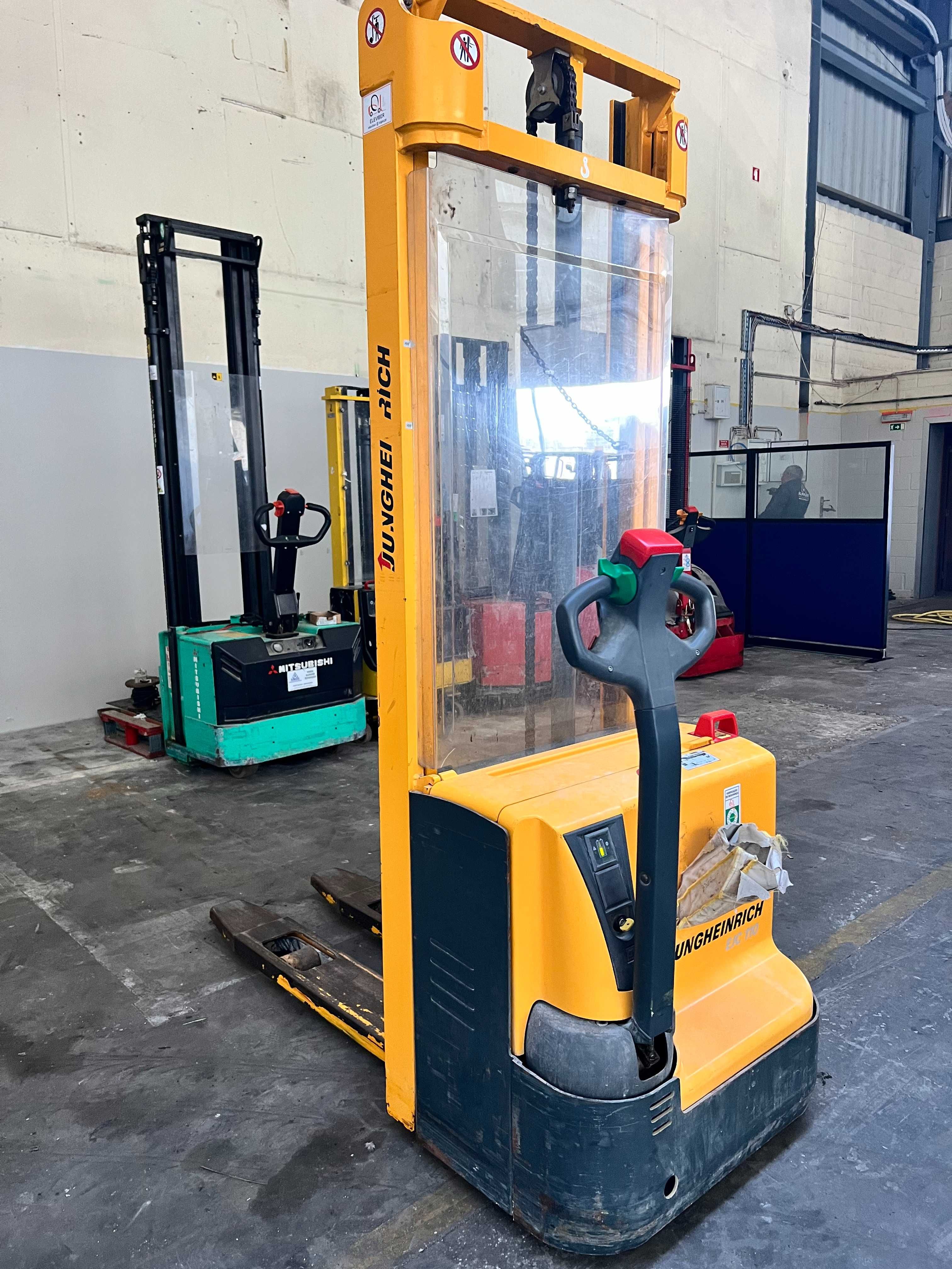Stacker Elétrico Jungheinrich