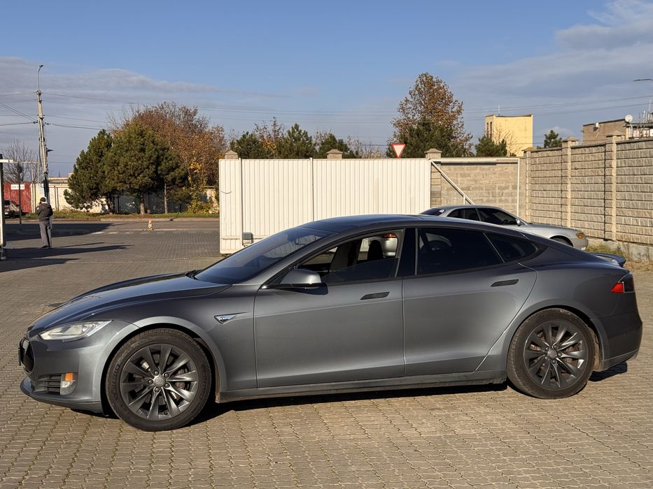 Tesla model S P85