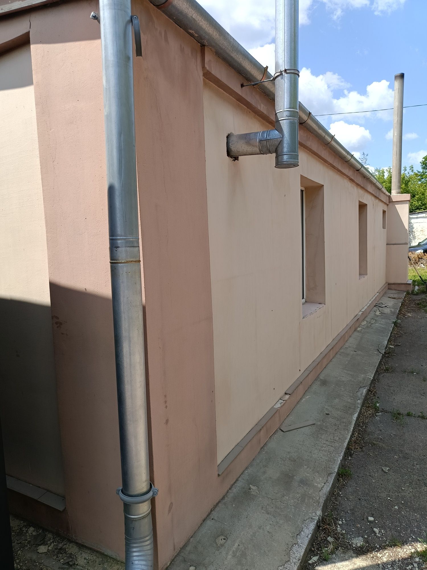 Продам бізнес базу, з житловим будинком, в місті,.