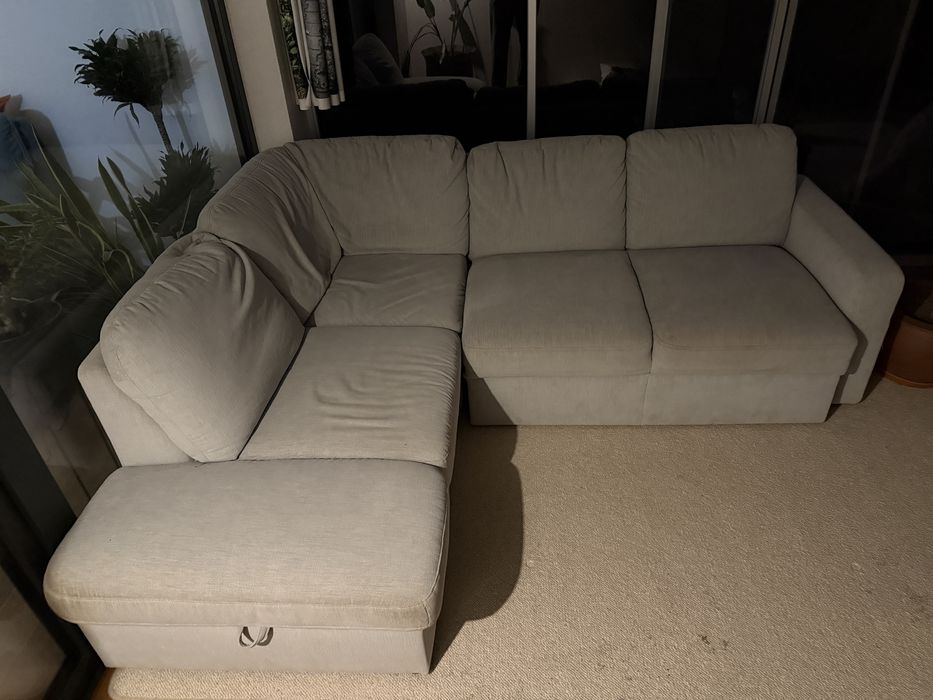 Szara, rozkładana sofa