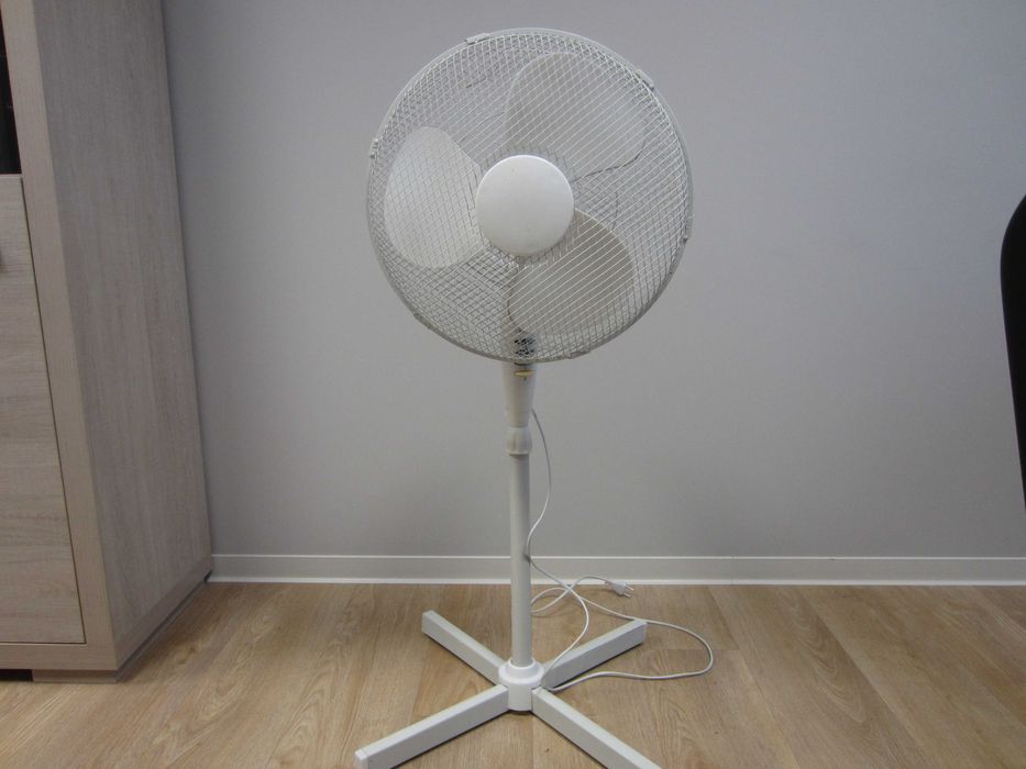 Biały wentylator stojący z łopatkami, regulowana wysokość