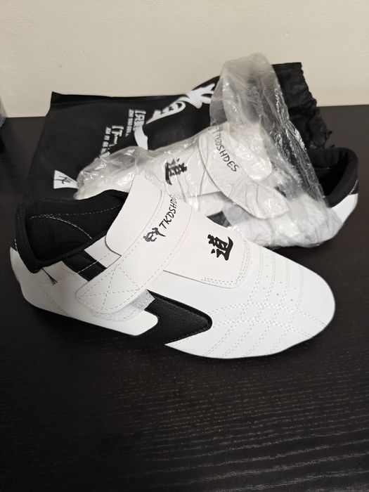 Ténis de taekwondo, kickboxing, muay thai 42