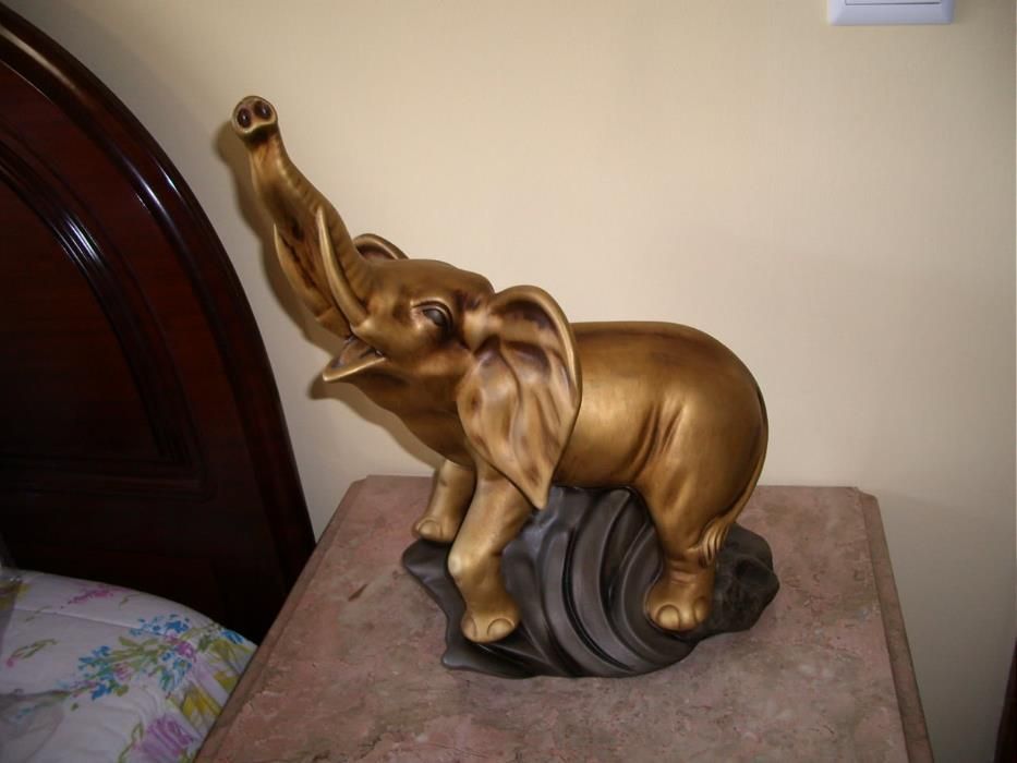 elefante grande em loiça