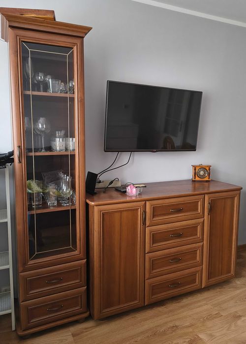 ZA DARMO Komoda + 2x witryna z szafkami