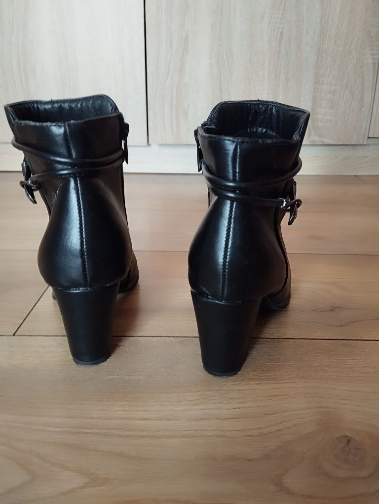 Botki z ozdobą r. 38