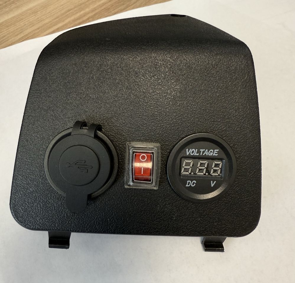 Vespa gts panel ładowarka usb, voltomierz, bezpiecznkk