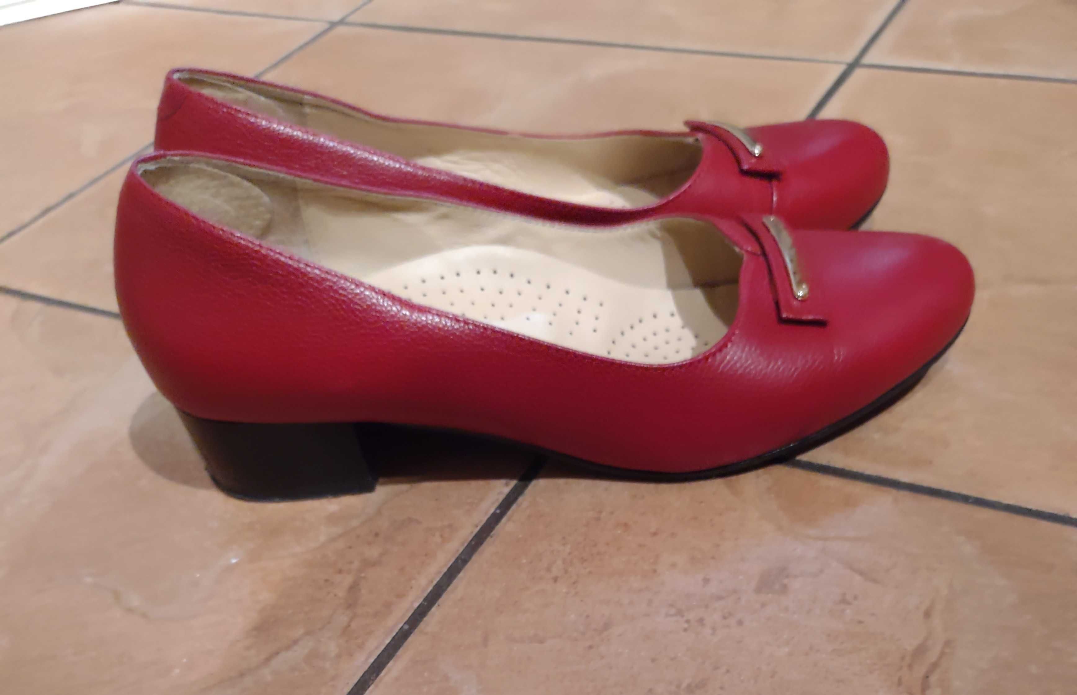 Buty na małym obcasie / czółenka, w kolorze czerwonym