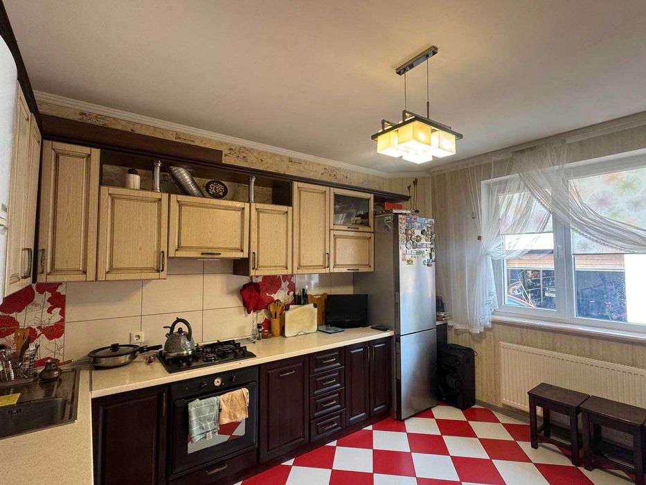 Будинок з гаражем