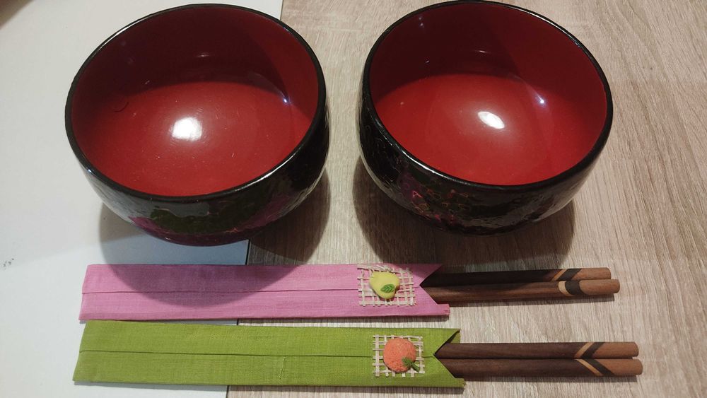 Conjunto de taças japonesas e pauzinhos