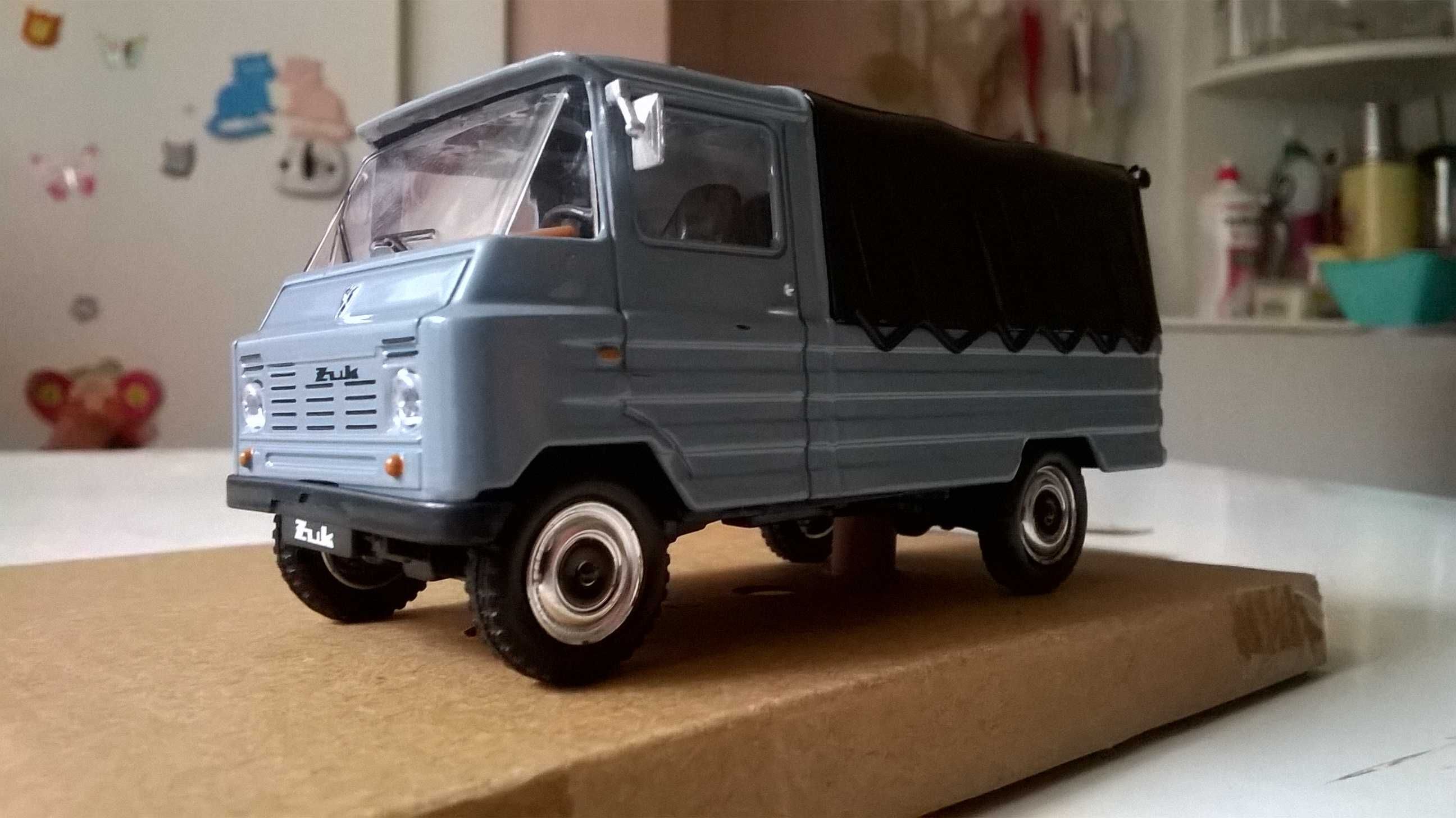 ŻUK - model metalowo-plastikowy z lusterkami bocznymi; skala 1:43
