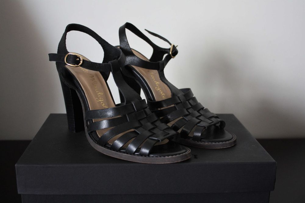 Sandálias em pele / Tam.36