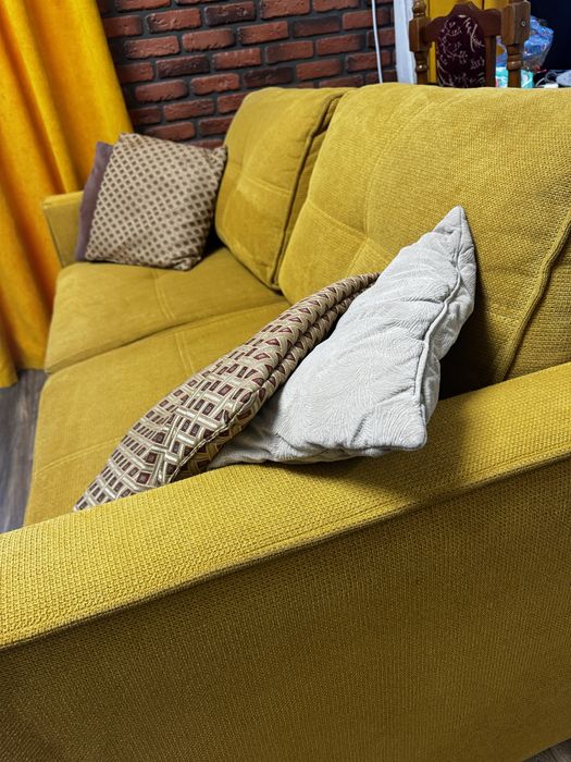 Гірчичний диван-ліжко з рогожки — міцний і зручний