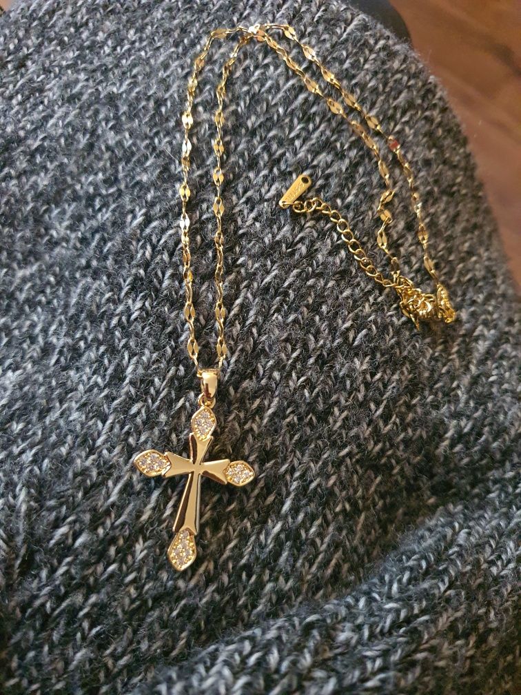 Złoty Łańcuszek z Krzyżem Krzyżykiem Biżuteria Religijna Cyrkonie