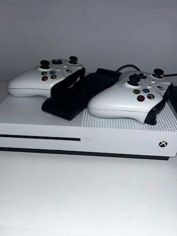 Xbox One S z 2 padami