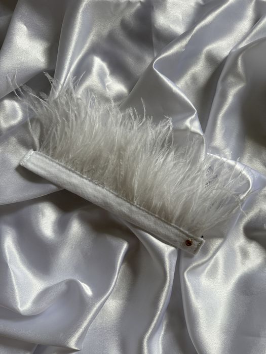 Broszka biała skrzydełko do marynarki z piór strusich pióra piórka