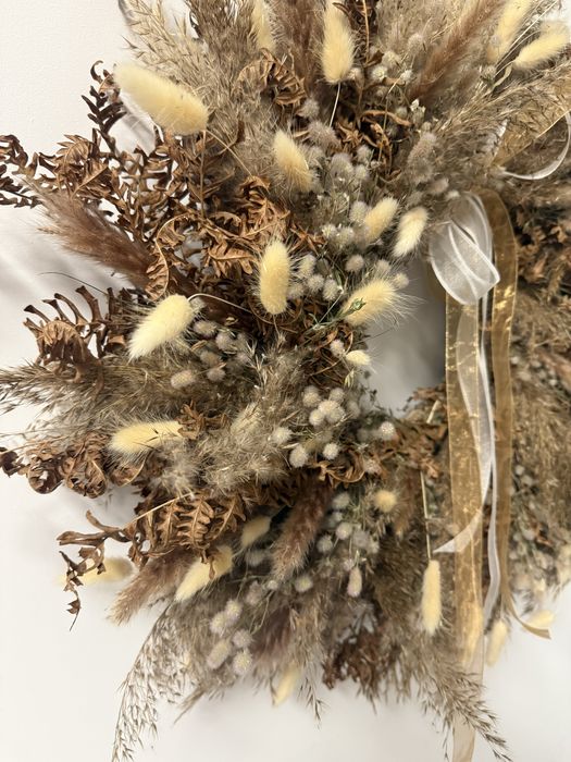 Wianek na drzwi z suszonych roslin