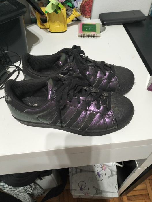 Sapatilhas adidas pretas com brilho lilás
