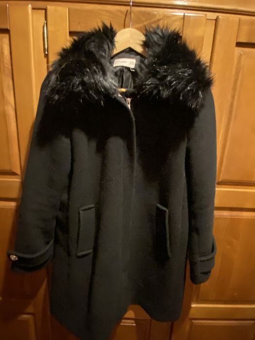 Casaco preto comprido com gola pelo mango c/ borboto e bolero em pelo