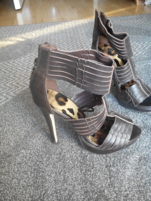 Brązowe sandałki na platformie