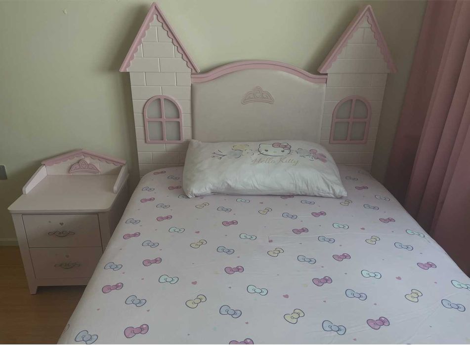 Cama de princesa com mesa de cabeceira – tema castelo, como nova
